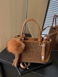 Sac seau chic à imprimé léopard avec pompon en peluche, sac à main élégant pour femme