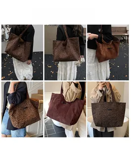 Collage de grands sacs cabas léopard et velours côtelé dans des scènes de rue réelles