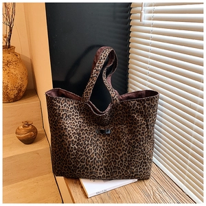 Détail du tissu imprimé léopard du sac fourre-tout avec poche avant et texture durable