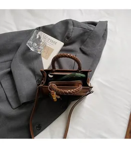 Vue détaillée de l'intérieur d'un sac bandoulière marron montrant sa grande capacité