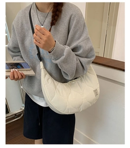 Dettaglio della borsa hobo trapuntata bianco sporco con tracolla e motivo a rombi