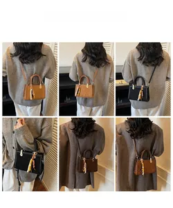 Vues détaillées de sacs bandoulière vintage en daim avec glands perlés et anses tissées