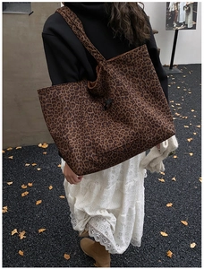 Photo en extérieur d'un sac cabas léopard en toile haute densité avec large bandoulière chic