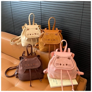 Détails de quatre mini-sacs à dos chat colorés en rose, beige, café et marron
