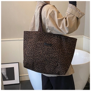 Détail d'un grand sac cabas à motif léopard porté à l'épaule pour le style
