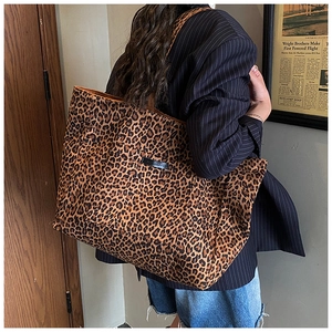 Vue détaillée du sac cabas léopard montrant sa grande capacité et sa silhouette souple