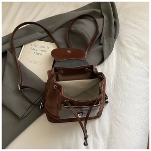 Gros plan du cordon en daim marron et des coutures en cuir premium sur le sac à dos
