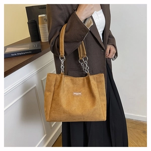 Vue détaillée du sac cabas léopard marron avec chaîne en métal et bandoulière