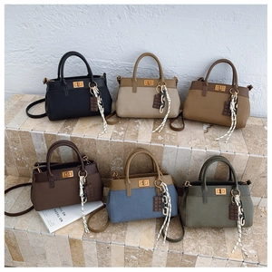 Détail de sacs seaux avec fermoirs en métal et poignées tressées élégantes