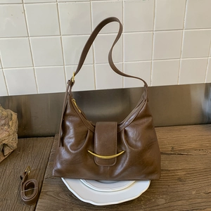 Sac à main vintage en cuir marron avec boucle dorée et deux bandoulières