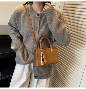 Sac bandoulière en suédine marron avec poignées tressées et breloque en perles colorées