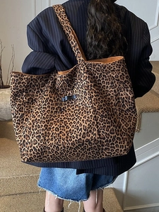 Grand sac cabas à imprimé léopard pour femme porté par un mannequin en tenue élégante