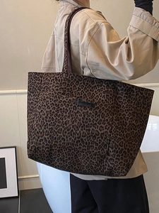 Grand sac cabas léopard pour femme avec bandoulière, vue de profil sur l'épaule