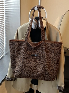 Grand sac cabas à imprimé léopard avec poche avant et poignées solides pour femme