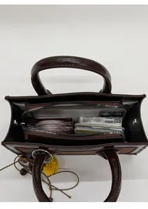 Innenansicht der braunen Mini-Tasche mit organisierter Aufteilung und viel Stauraum