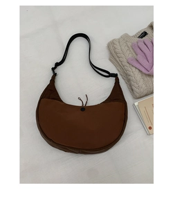 Dettaglio borsa hobo marrone con tracolla regolabile e accessori autunnali eleganti