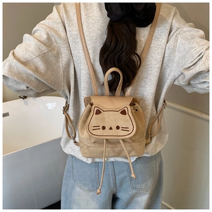 Vue détaillée arrière d'un mini sac à dos beige en forme de chat avec broderie et cordon