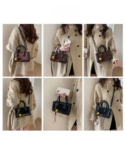 Schicke Baguette-Tasche in Schwarz und Mahagoni mit Details zum Umhänge- und Handstyling