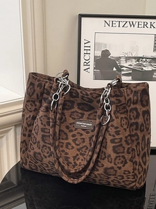 Grand sac cabas léopard en daim synthétique avec des poignées en chaîne métallique