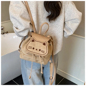 Détail d'un sac à dos chat kaki avec broderies et bretelles réglables en cuir souple