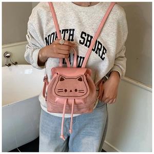 Mini sac à dos rose design chat avec broderie détaillée et texture en cuir lisse