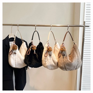 Détail de sacs hobo en peluche de quatre couleurs avec bandoulières et oursons