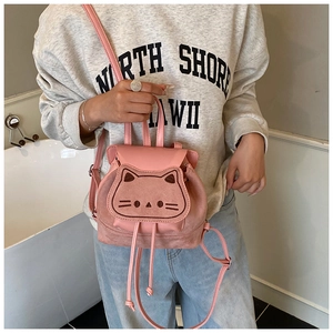 Détail du mini sac à dos chat rose montrant le cuir souple et les oreilles brodées