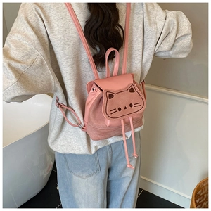 Détail d'un sac à dos rose à thème chat en cuir PU avec oreilles décoratives et moustaches