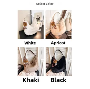 Quatre options de couleurs pour le sac hobo en peluche: blanc, abricot, kaki et noir