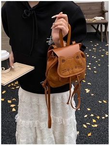 Vue détaillée du mini sac à dos chat marron avec oreilles et broderie en décor d'automne