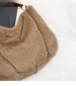 Gros plan sur la texture en fausse fourrure du sac avec bandoulière en cuir et boucle dorée