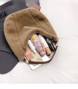 Détail de la grande capacité intérieure du sac cabas en peluche marron pour les essentiels