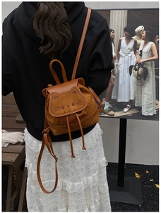 Vue détaillée du sac à dos chat marron caramel avec bretelles réglables sur modèle
