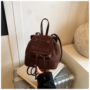 Détail d'un mini sac à dos marron foncé en forme de chat avec broderie et cordon de serrage