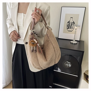 Détail du sac hobo en peluche kaki avec bandoulière en cuir et charm ourson