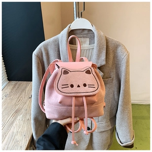 Vue détaillée du sac à dos chat rose avec broderies et fermeture par cordon de serrage