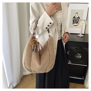Détail du sac hobo en peluche avec poignée en PU marron et breloque ours mignonne