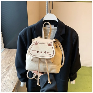 Vue détaillée du sac à dos chat crème avec broderie et fermeture à cordon