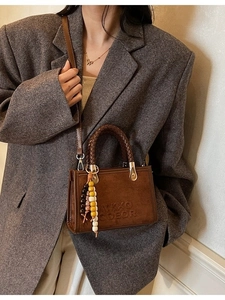 Petit sac carré bandoulière en daim marron avec poignée tressée et breloque perlée
