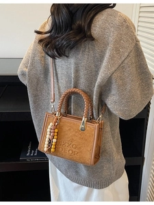 Sac bandoulière rétro en daim marron avec poignée tressée et pendentif à perles