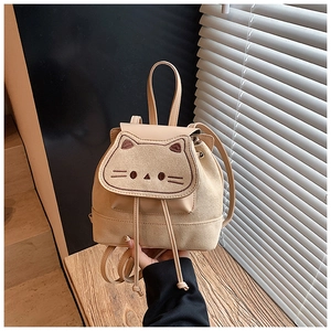 Détail d'un mini sac à dos chat mignon en velours beige avec finitions en simili cuir