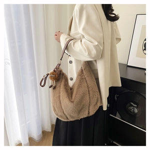 Détail du sac fourre-tout en peluche marron avec breloque ours et pompon léopard chic