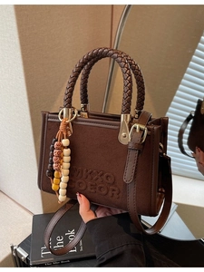 Petit sac bandoulière rétro marron foncé avec poignées tressées et détails perlés