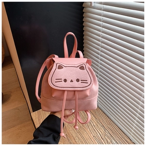Gros plan du sac à dos chat rose montrant les broderies et textures de cuir