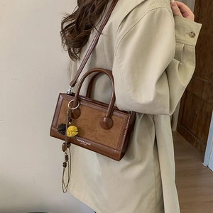 Minimalistische braune quadratische Handtasche aus Kontrastleder mit Umhängeriemen