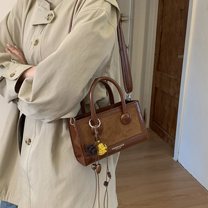 Details der braunen Vintage-Handtasche aus Leder und Wildleder mit Fransenanhänger