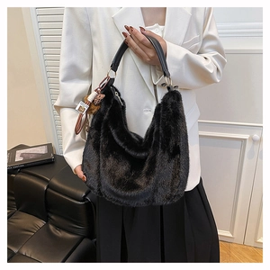 Détail d'un sac hobo en fausse fourrure avec poignée en cuir et bijou de sac léopard
