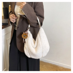 Vue détaillée d'un sac hobo en peluche blanche avec un charmant pendentif animal