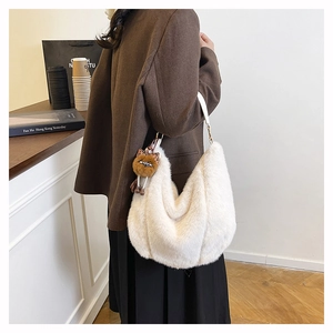 Sac bandoulière en peluche blanche avec sangle en cuir et breloque poupée style automne