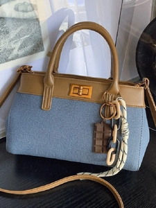 Sac à Épaule en Cuir PU Patchwork pour Femme Mode Vintage Avec Fermoir Tournant Doré et Pendentif Chocolat Bandoulière Réglable